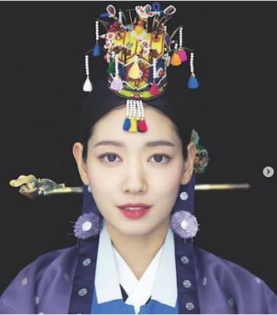 “韓国の美”女優パク・シネ、伝統韓服まで完璧に消化…「多くの祝福に感謝」(WoW!Korea)
