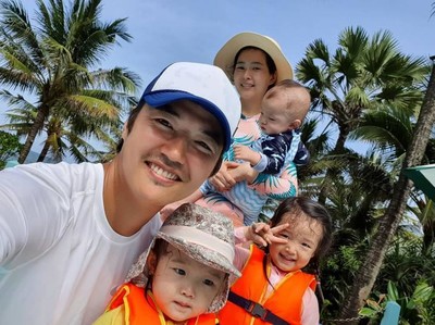 ユン・サンヒョン＆Maybee、ひさびさに子どもたちと一緒の明るい笑顔（朝鮮日報日本語版）