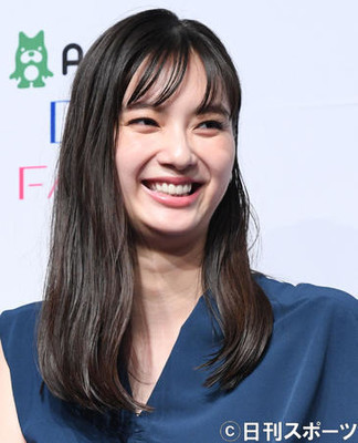 新川優愛が純白ドレス姿　12億ティアラで観客魅了（日刊スポーツ）