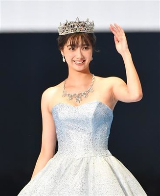 新川優愛、総額１２億円相当のダイアモンドが輝くティアラを披露（サンケイスポーツ）