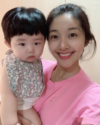 キム・ビヌ、そっくりの息子と一緒に台風への備え　「しっかり抱きしめよう」（朝鮮日報日本語版）