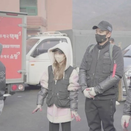 “新婚”イ・ジフン、練炭ボランティアの活動に勤しむ近況を公開…14歳年下の妻アヤネさんも参加(WoW!Korea)