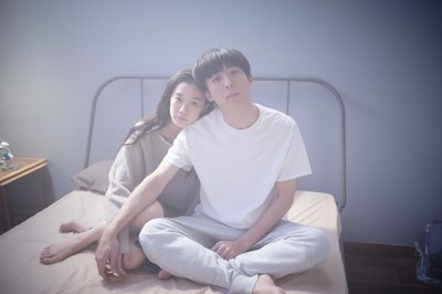高橋一生×蒼井優の儚くも美しいキスシーン…『ロマンスドール』特報解禁（Movie Walker）