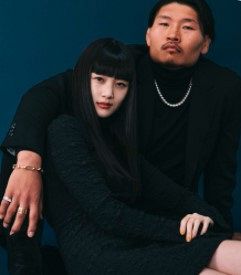 「笑わない男」稲垣啓太との結婚を発表した新井貴子さんも笑顔のツーショットを披露”違う一面”も紹介(中日スポーツ)