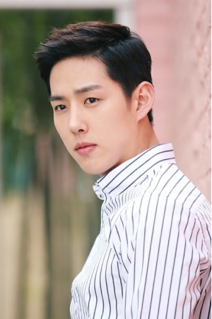 俳優ペク・ソンヒョン、「スーパーマンが帰ってきた」出演へ…“美貌”妻と”言語の天才”娘を公開(WoW!Korea)