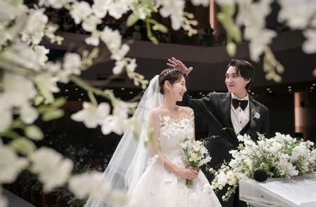 女優パク・シネ、結婚式の写真公開…妊娠で二重の喜び(WoW!Korea)