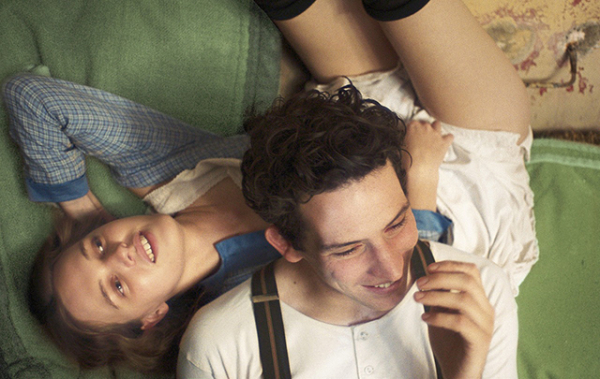 カズオ・イシグロ絶賛の小説を映画化「帰らない日曜日」5月27日公開 孤独なメイドと名家の跡継ぎの秘密の恋を描く(映画.com)