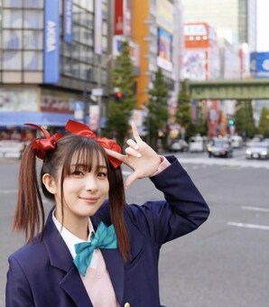 足立梨花さん、「ツインテール×ミニスカJK」のコスプレに「全然違和感ない」とファン大反響！(現代ビジネス)