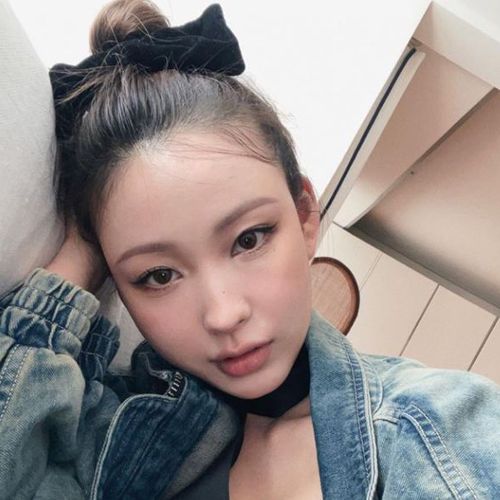 韓国おしゃれセレブたちも夢中! “ビッグリボン”の大きいヘアアクセが大ブーム(ELLEgirl)