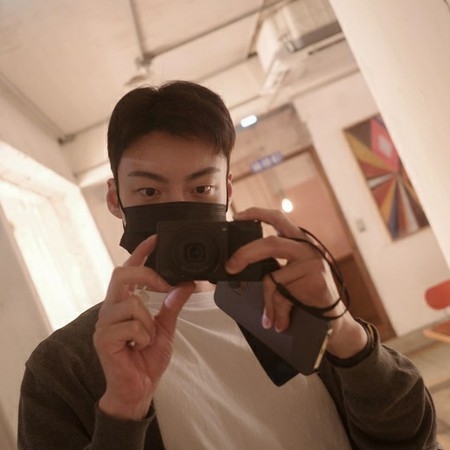 俳優アン・ジェヒョン、マスクをしてもわかるカッコよさ…近況を公開(WoW!Korea)