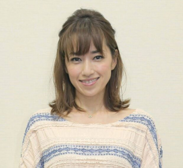 仁香、４６歳の超ミニ私服＆１６歳年下夫の顔出しに「美し過ぎる脚」「美男美女」と反響(スポーツ報知)