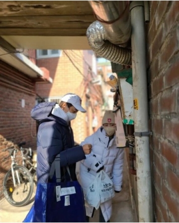 “新婚”イ・ジフン、妻のアヤネさんと旧正月の連休にも奉仕活動…お年寄りにお弁当ボランティア(WoW!Korea)