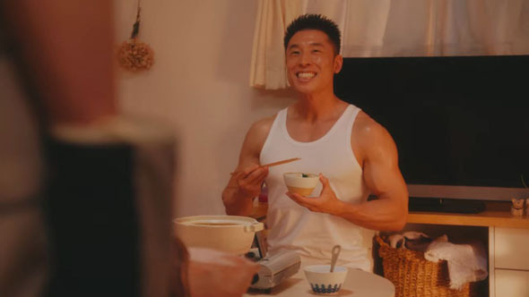 なかやまきんに君のカオスすぎる鍋CMが話題に 「初見で笑わない方が難しい」「世にも奇妙な物語で放送されても違和感ない」(ねとらぼ)