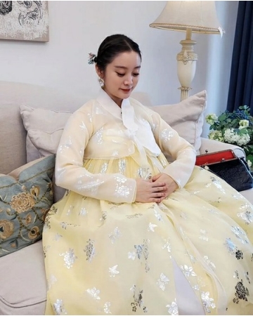 ヘリム(元Wonder Girls)、Dラインが隠れない…妊娠9か月の韓服姿(WoW!Korea)