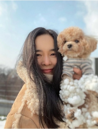 女優チョン・ヘヨン、愛犬を抱えてラブリーな美貌を披露(WoW!Korea)
