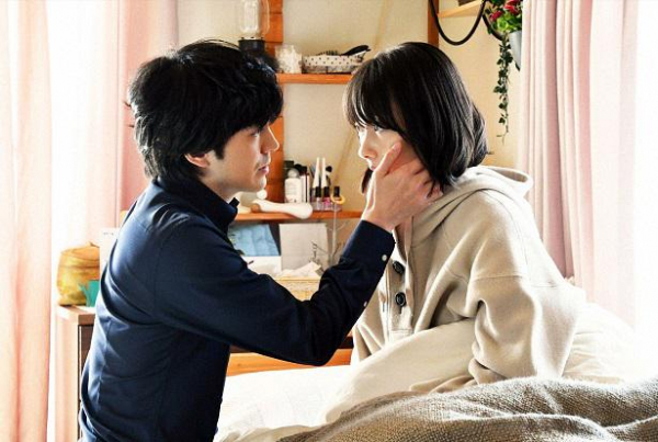 疲弊する波瑠“望緒”に、林遣都“雨宮”が優しくキス「ごめん、雨宮くんが優しいから…」＜愛しい嘘～優しい闇～＞(WEBザテレビジョン)