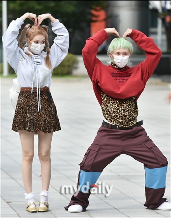 SNSで“公開プロポーズ”ヒョナ＆DAWN、結婚について事務所は「確認中」(WoW!Korea)