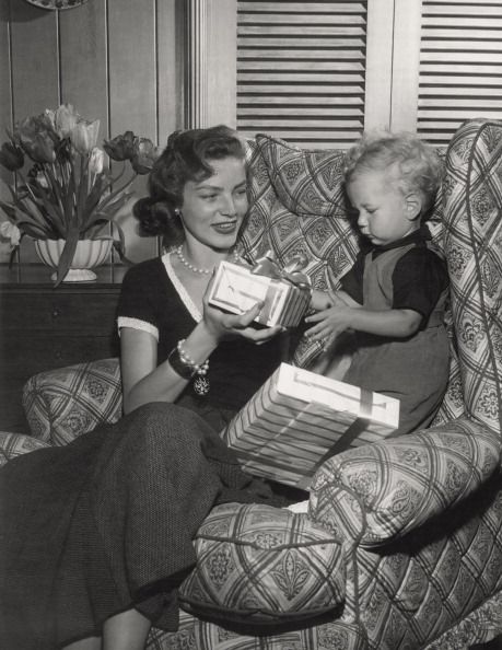 往年のハリウッドセレブが母の表情を見せた、貴重なヴィンテージ写真集(ELLE DIGITAL)