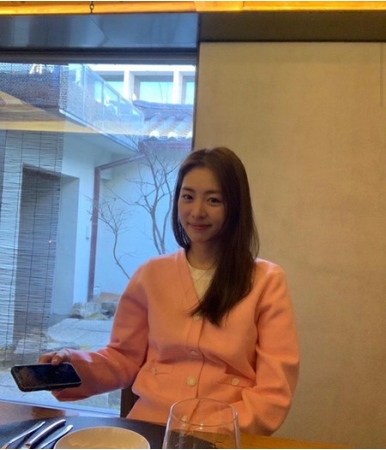 女優イ・ヨニ、SNS写真でミス連発？…“焦る姿も愛らしい”(WoW!Korea)