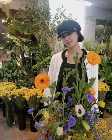 女優ファン・ジョンウム、出産を控えDラインはわずかに隠して…花にも負けない美ショット(WoW!Korea)