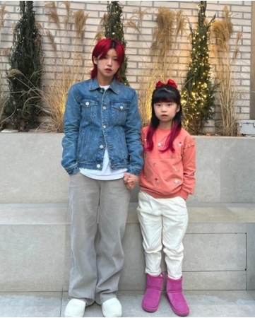 ダンサーのAIKI（アイキ）、娘のヨヌちゃんと手を「ぎゅっ」…ダンサーたちも大騒ぎ(WoW!Korea)