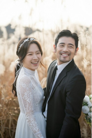 俳優ハン・イルギュ、8歳年下の一般人と結婚へ＝ウェディング写真を公開(WoW!Korea)