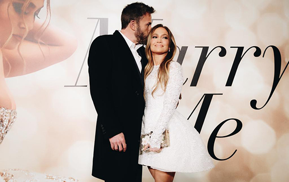 結婚秒読み？  ジェニファー・ロペス、“まるで花嫁”のルックで最愛の彼とラブラブ2ショット！(フィガロジャポン)