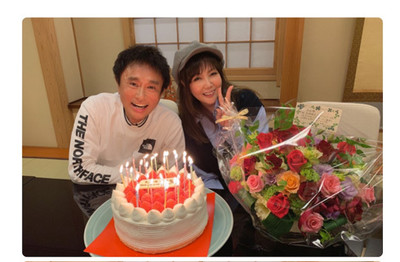 小川菜摘＆浜田雅功、結婚30周年迎え笑顔の“夫婦ショット”公開　結婚当時の若かりしショットも（ねとらぼ）