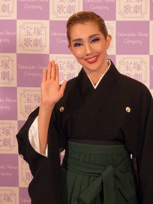宝塚星組トップ紅ゆずる　約18年の宝塚生活に別れ　今後については「明日から考えたい」（スポニチアネックス）