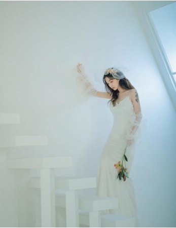 チェ・ミンファン（FTISLAND）の妻ユルヒ（元LABOUM）、タトゥーのある花嫁はどう？ 優雅なドレス姿公開(WoW!Korea)