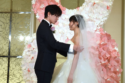 「8年越しの花嫁」土屋太鳳、結婚式場で佐藤健に迫る「私のドレス姿どうですか？」（映画ナタリー）