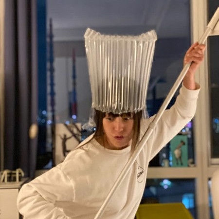 “アラ還”ソ・ジョンヒ、ビニール袋被り娘と決闘？愉快な日常を公開(WoW!Korea)