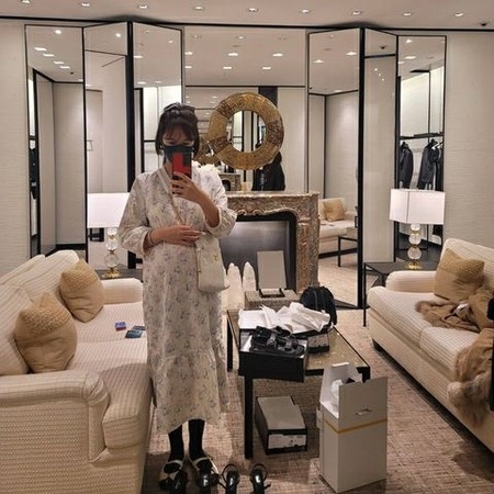 出産間近のファン・ジョンウム、高級バッグと一緒に「臨月ショット」(WoW!Korea)