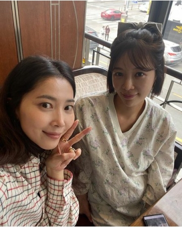 女優オ・ユナ、第二子の出産を控えるファン・ジョンウムと仲よしショット(WoW!Korea)