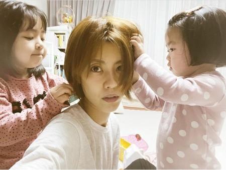 女優イ・ユンジ、髪の毛が人気爆発中…やりがいのある育児生活(WoW!Korea)