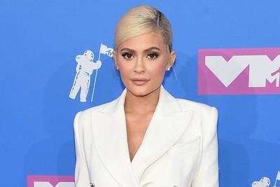 「ライズ＆シャイン」と歌ってバズったカイリー・ジェンナー、商標登録を出願（ELLE ONLINE）