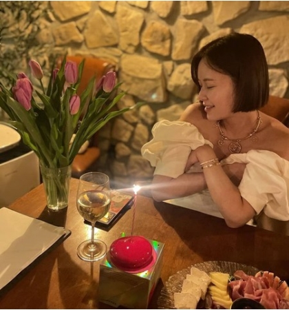 ”第二子妊娠”女優ファン・ジョンウム、変わらない美貌…「果敢なオフショルダースタイル」(WoW!Korea)