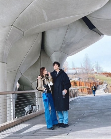 女優ソン・テヨン、米国に戻った夫クォン・サンウとデート…新婚のような15年目の夫婦(WoW!Korea)