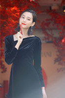 桐谷美玲、背中のあいた黒のロングドレス姿を披露…柿色リップを塗り「今年らしくておしゃれ」（スポーツ報知）