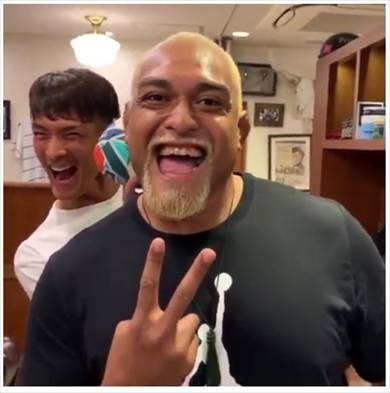「元気の塊同士」「なんのコント？」　槙野智章＆中島イシレリ、奇跡の遭遇で「イヤボイ！」コラボが実現してしまう（ねとらぼ）