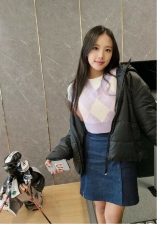 元サッカー選手 イ・ドングクの娘ジェシちゃん、家に着いてすぐ気絶…ファッションショーのモデルに続き、広告撮影まで(WoW!Korea)