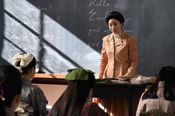 広瀬すず“梅”の情熱ほとばしる熱血授業シーン公開「とにかく声を張った」　田中圭“伊藤博文”の正装姿も＜SPドラマ『津田梅子』＞(WEBザテレビジョン)