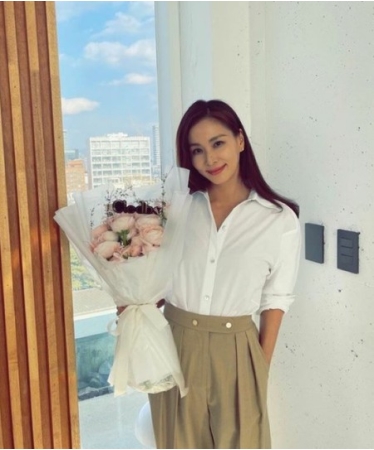 “夫は俳優チャン・ドンゴン”女優コ・ソヨン、白シャツ姿がまぶしい花より美しいビジュアル発散(WoW!Korea)