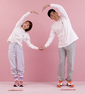 高橋愛＆あべこうじ、モー娘。の楽曲に合わせてエクササイズ　インタビュー動画でもラブラブ全開(ねとらぼ)