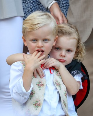 シャルレーヌ公妃の子どもたち、ラグビーの応援姿が無表情すぎ？（Movie Walker）