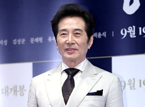 「俳優ペク・ユンシクと結婚前に試験官妊娠計画」…３０歳年下の元恋人の告白(中央日報日本語版)