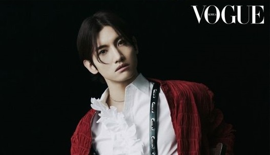 東方神起 チャンミン、まるで名画のようなビジュアルのグラビアを公開「ファンがいるから僕がいる」(Kstyle)