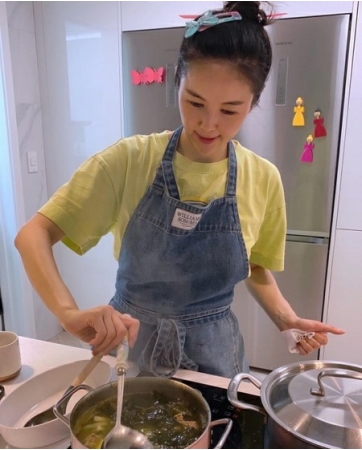 タレントのチャン・ヨンラン、こんなワーキングマザーどこにもいない…漢方医の夫に愛される理由(WoW!Korea)