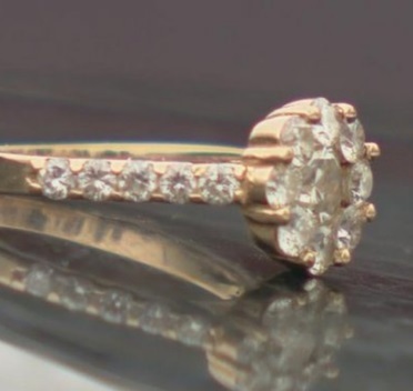 雪の中で婚約指輪をなくし…見知らぬ男性が探し出した驚きの方法(コスモポリタン)