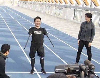 乙武洋匡氏、義足歩行の公開練習「もう一度、社会のために」（サンケイスポーツ）